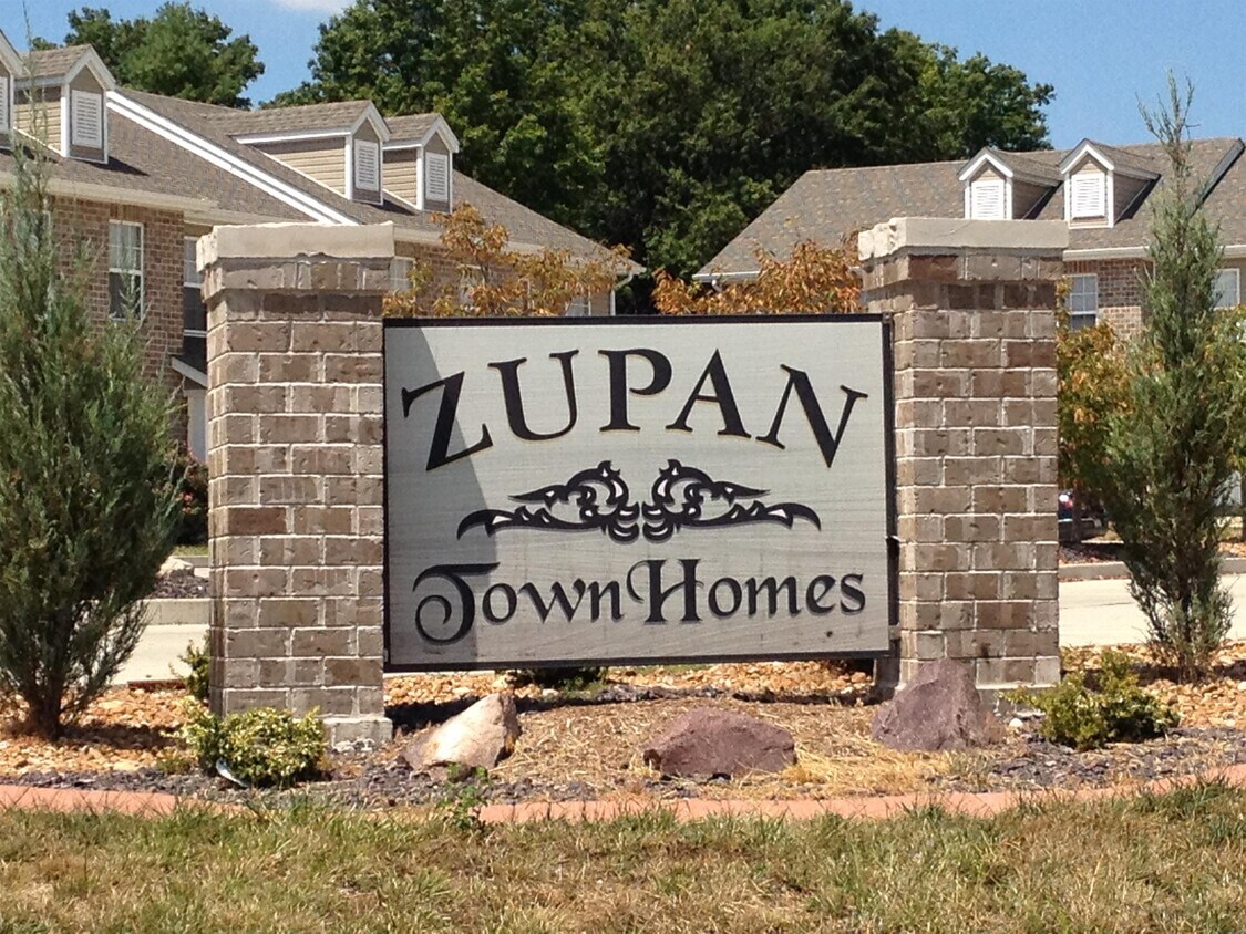 Primary Photo - 112 W Zupan St