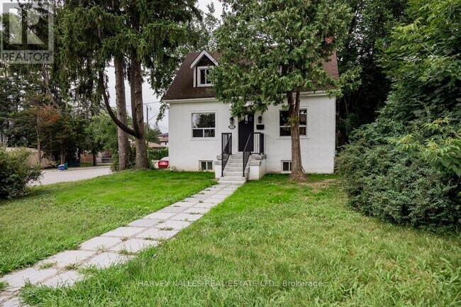 Photo du bâtiment - 129 Major Mackenzie Dr E