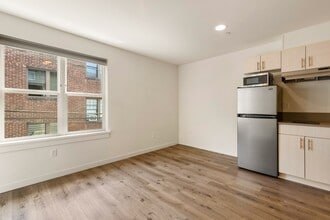 Building Photo - 315 W Roy St