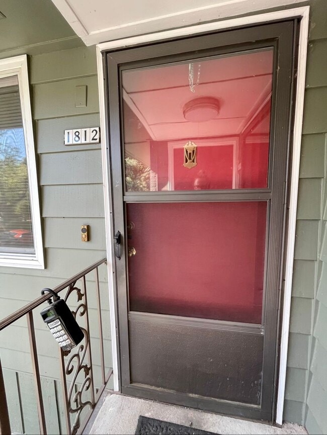 Building Photo - Irvington Top Floor 1 Bed~ Off Street Park...