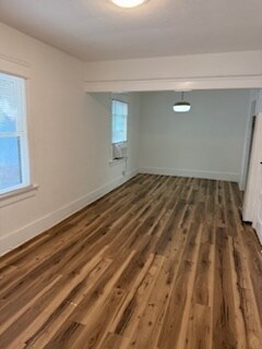 Amplia sala de estar y comedor. - 239 Newport Ave