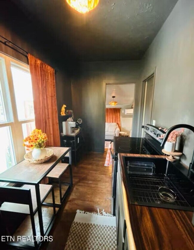 Building Photo - Knoxville 37920 - 1 bedroom, 1 bath apartment - Contact Tara Hayes (865) 242-8010