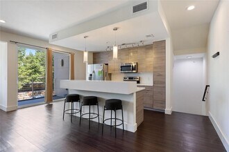 Building Photo - 604 N Bluff Dr