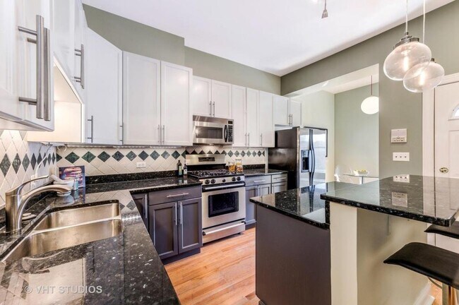 Foto del edificio - 3713 N Sheffield Ave