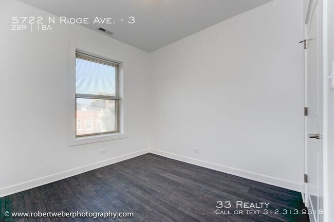 Foto del edificio - 5722 N Ridge Ave