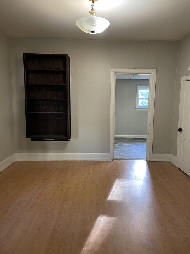 Building Photo - 2102 catalpa