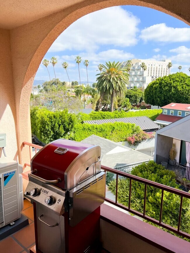 Santa Monica Mountain View - 2025 4th St