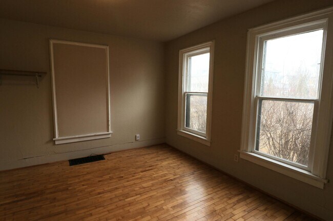 Building Photo - 637 Broad St