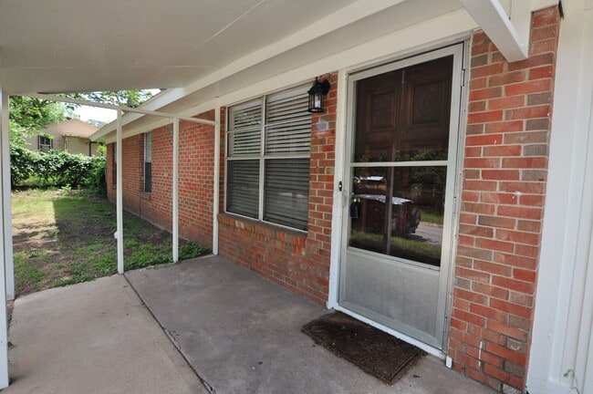 Building Photo - FOR LEASE! 3 Bedroom - 1 Bath Brick Home w...