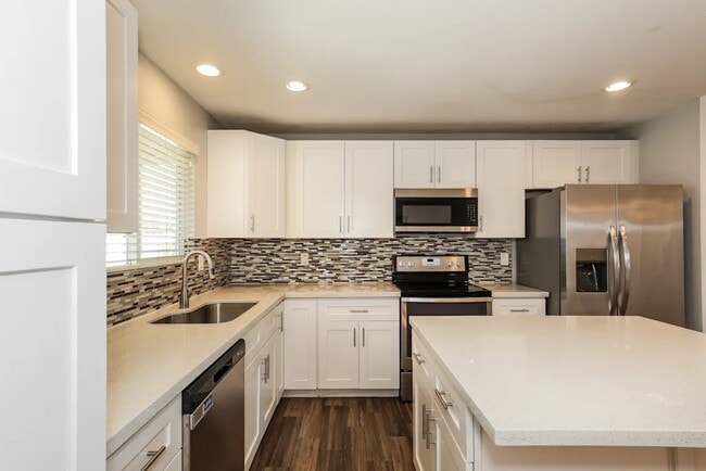 Building Photo - 6101 S Parkside Dr