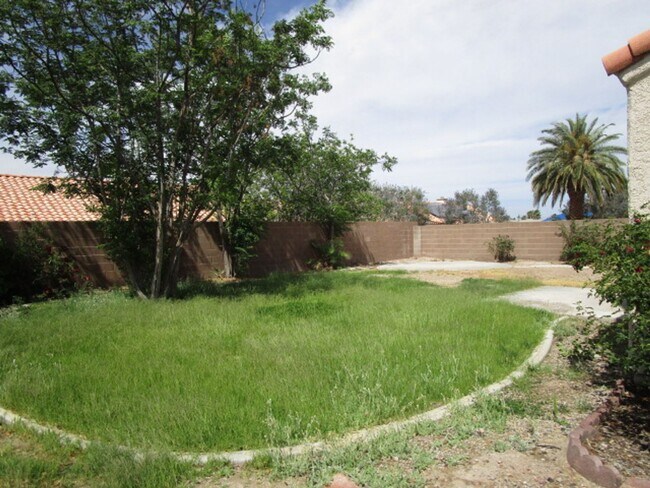 Building Photo - 1 STORY HOME - FRONT & REAR LAWNS