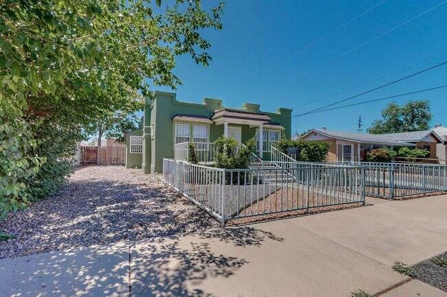 Building Photo - Two Bedroom One Bath home or sweet little ...