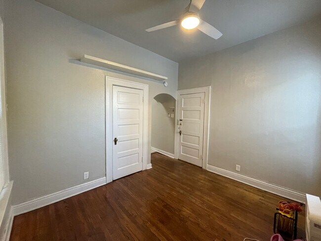 Building Photo - 410 E 20th Ave #3