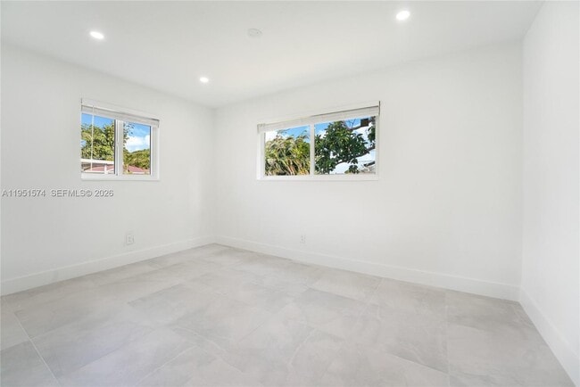 Foto del edificio - 857 W 34th St