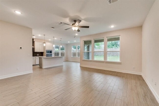 Building Photo - 714 Creekwater Ln