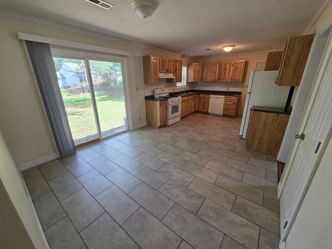 Building Photo - 3 Bedroom / 1 Bath House - Garage and Fenc...