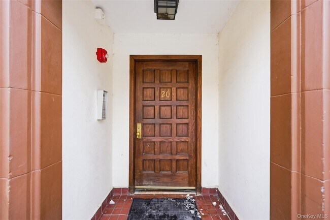 Foto del edificio - 220-20 Garth Rd