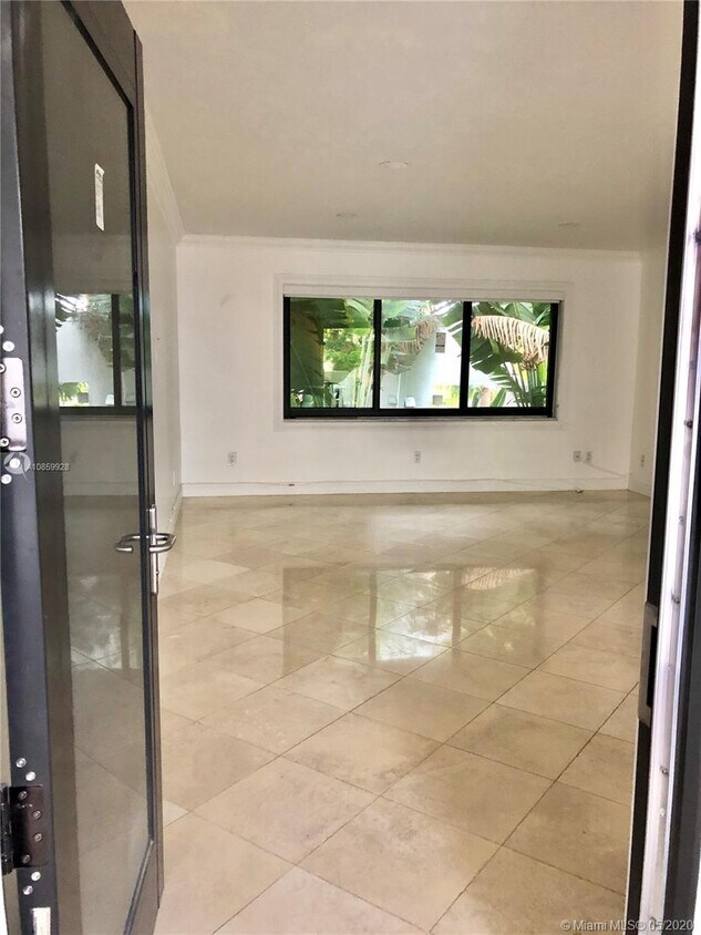 Foto principal - 6855 Edgewater Dr