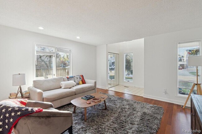 Foto del edificio - 677 E Lincoln St