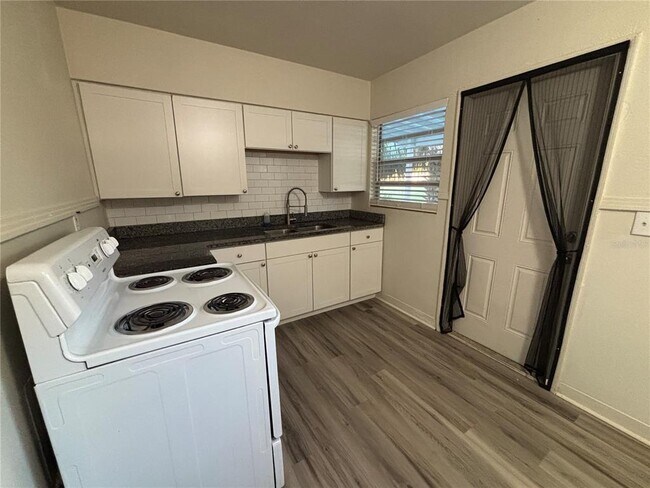 Foto del edificio - 1102 Sunset Point Rd