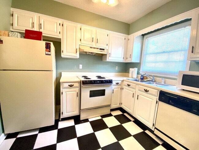 Foto del edificio - Short Term Lease Available for 2 Bed/1.5 B...