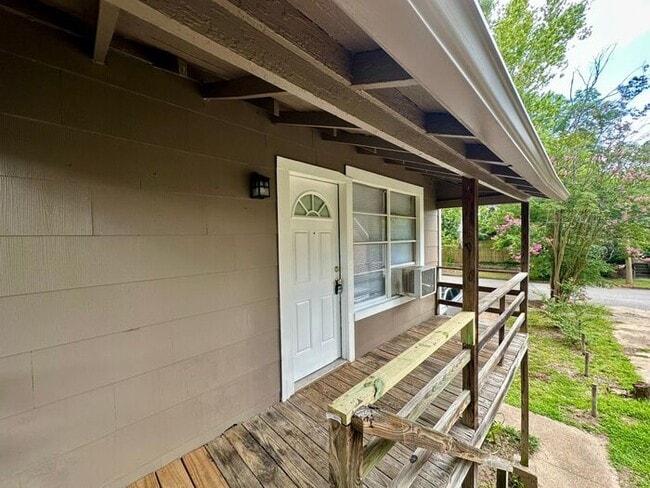 Building Photo - Available Now! Refreshed 1 Bedroom 1 Bath ...