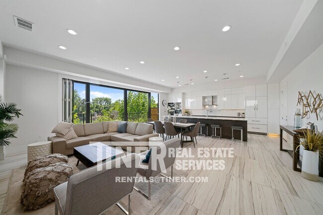 Building Photo - Luxury River Front Living