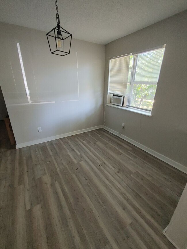 Building Photo - Cozy 2/1 Must See!!