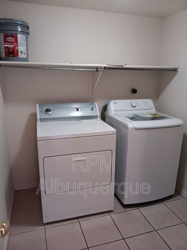 Foto del edificio - 7484 Sidewinder Dr NE