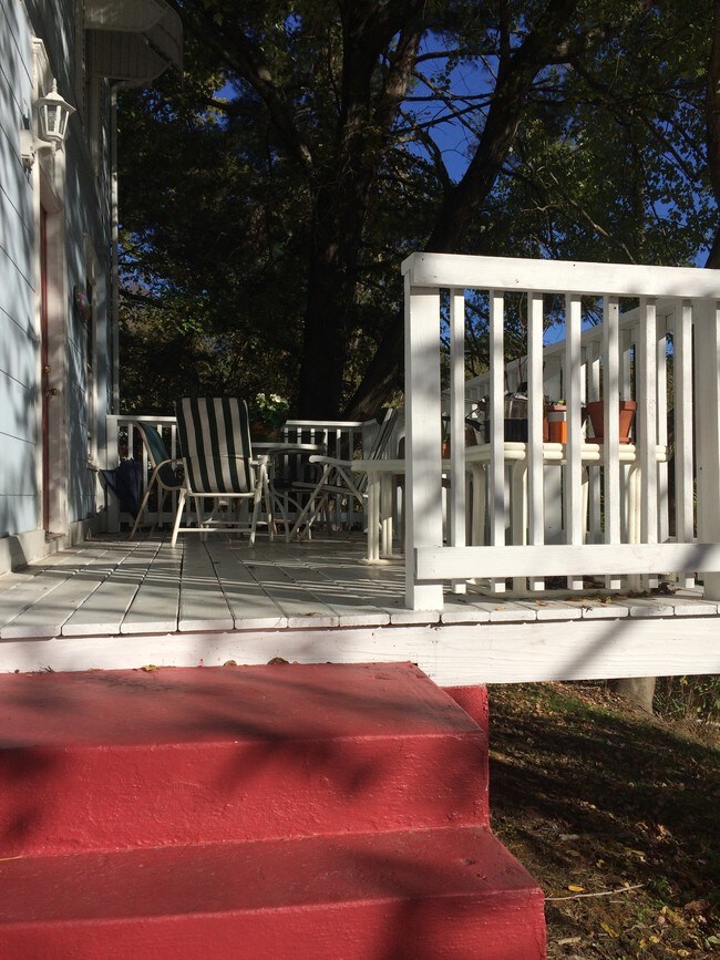 Large furnished front deck - 26 Pratt St
