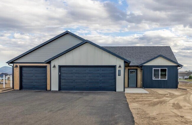 Building Photo - 3005 Vermillion Wy