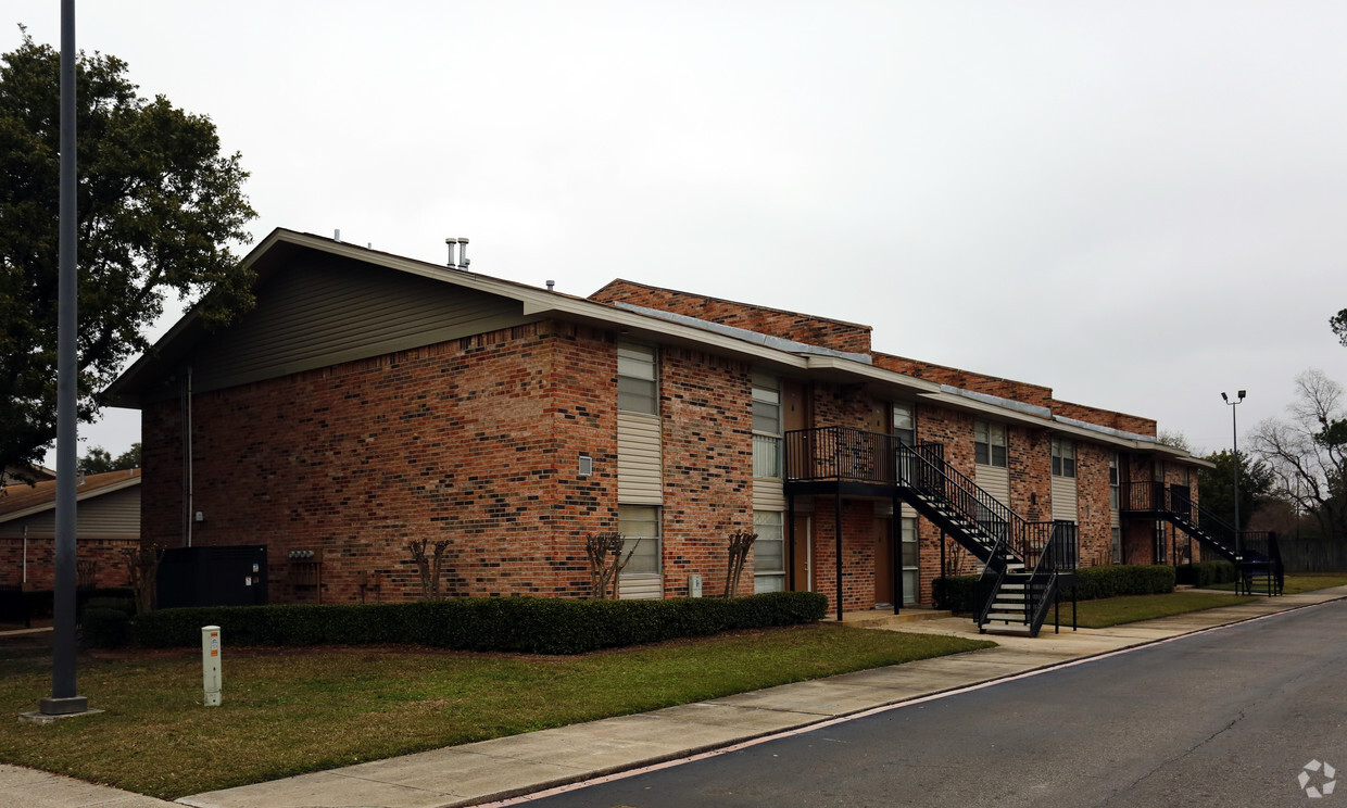 Primary Photo - Dauphin Gate Apartments