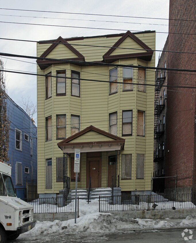 Building Exterior - 262 Bergen Ave