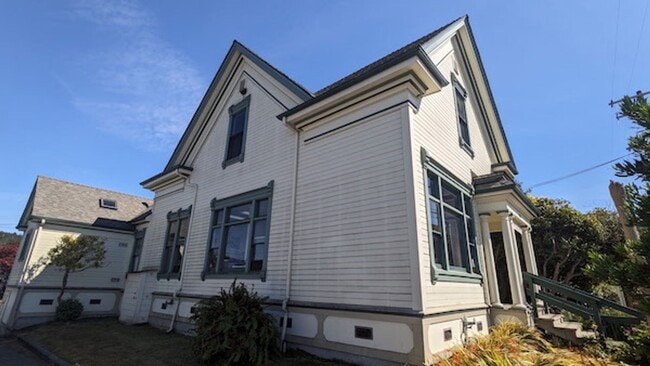 Building Photo - Arcata 3-Bedroom Victorian Apartment