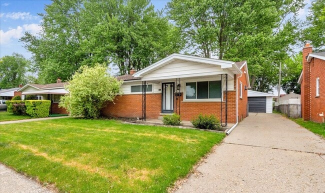 Building Photo - Charming Madison Heights Home with Garage and Fenced Yard