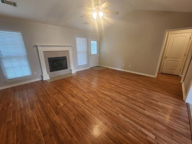 Foto del edificio - 701 Hidden Forest Dr