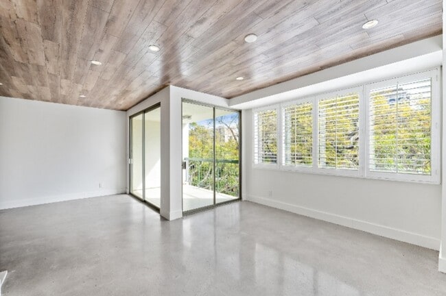 Balcony - 321 N Oakhurst Dr