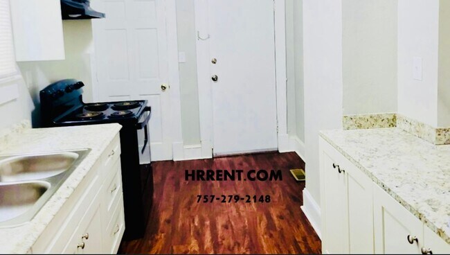 Building Photo - Amazing 4 Bedroom 2 Bathroom 3 Level Singl...