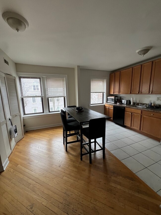 Foto del edificio - 3325 N Lakewood Ave