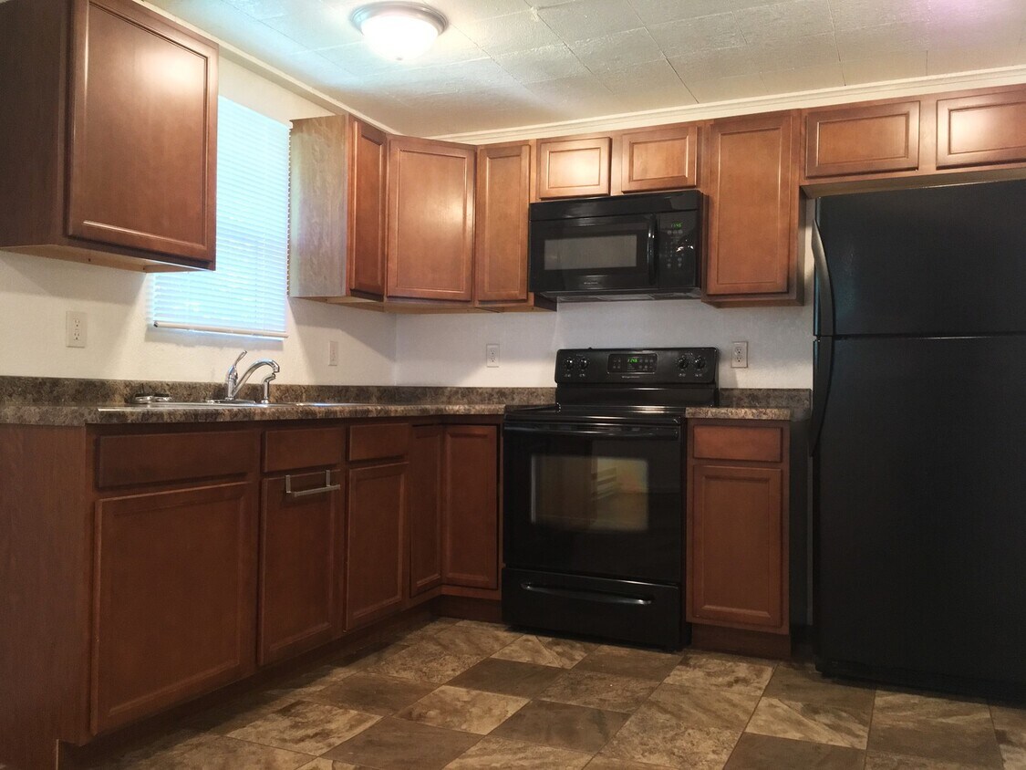 Foto principal - Pet Friendly 3 Bedroom Charmer located beh...