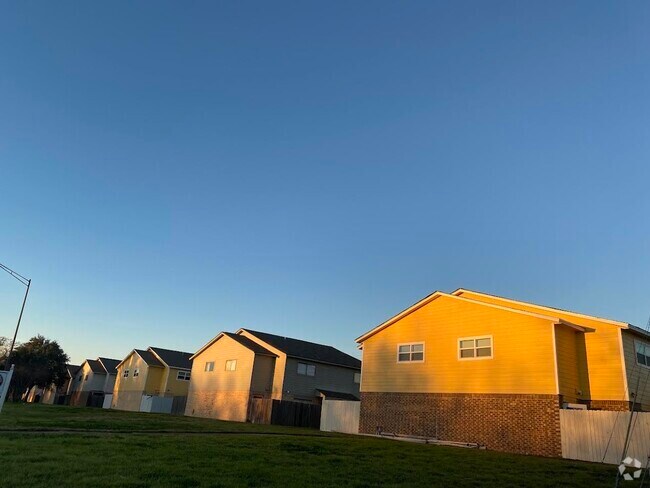 Building Photo - 2813 Longmire Dr