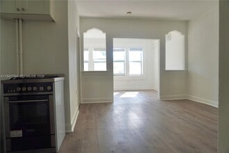 Building Photo - 501 SW 6th Ct