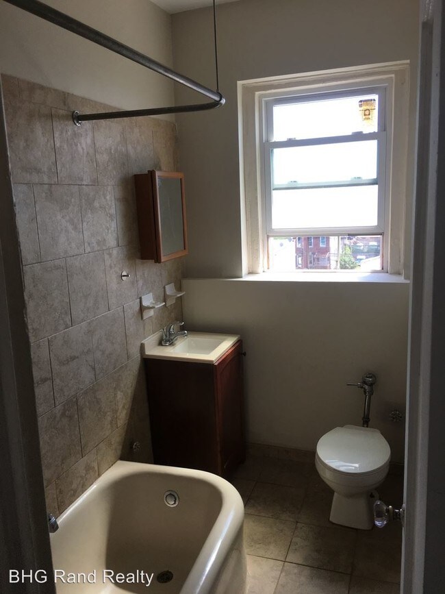 Foto del edificio - 1 br, 1 bath Apartment - 1441 Parker St