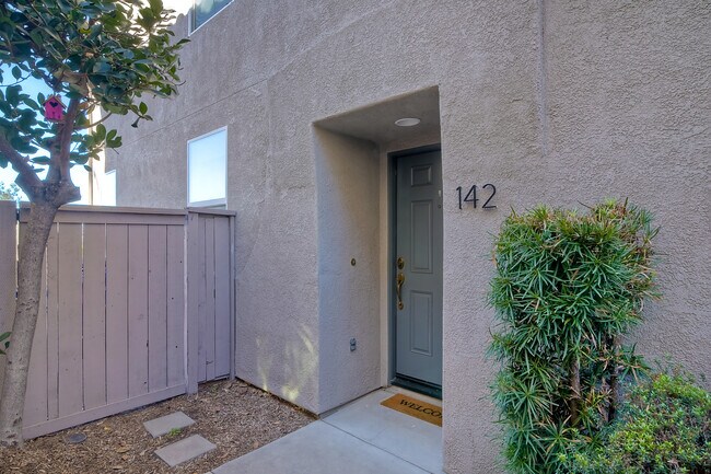 Building Photo - 142 Elora Ln