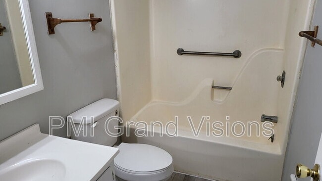 Building Photo - 465 E Main St