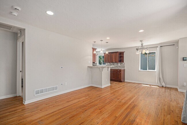 Building Photo - Don't miss this University Hills Home!