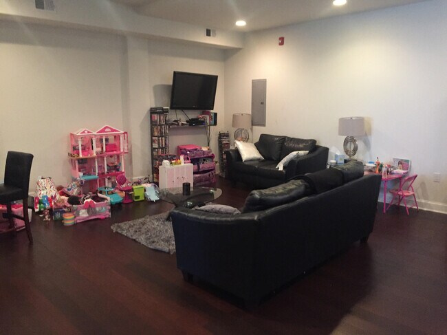 great room 1 - 1226 S Broad St