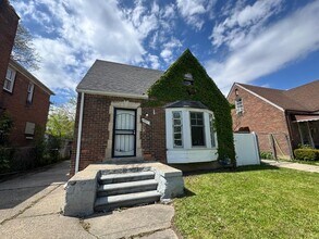 Building Photo - 9927 Beaconsfield St