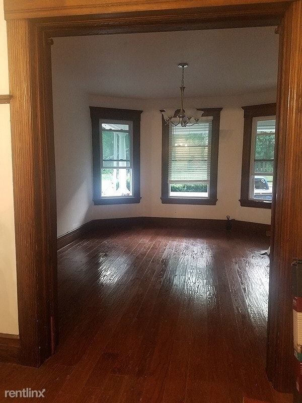 Building Photo - 2 br, 1 bath Apartment - 123 Main Street 1