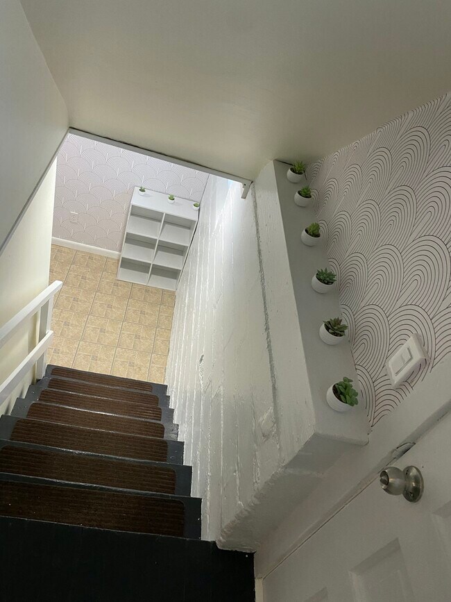 Foto del edificio - 742 Magnolia Avenue East, Unit Basement Suite